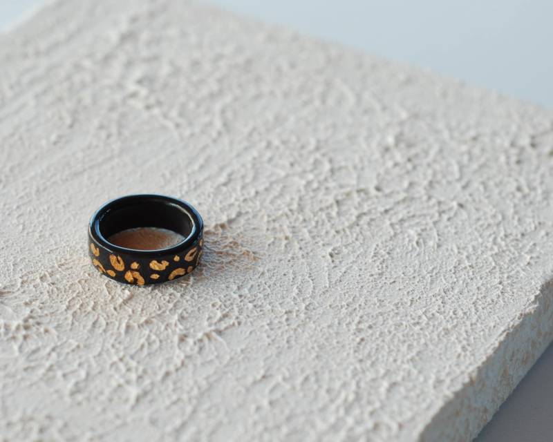 Handgemachte Schwarz Porzellan Ring Gold Leopard Keramik Schmuck von SenoritaPorcelana