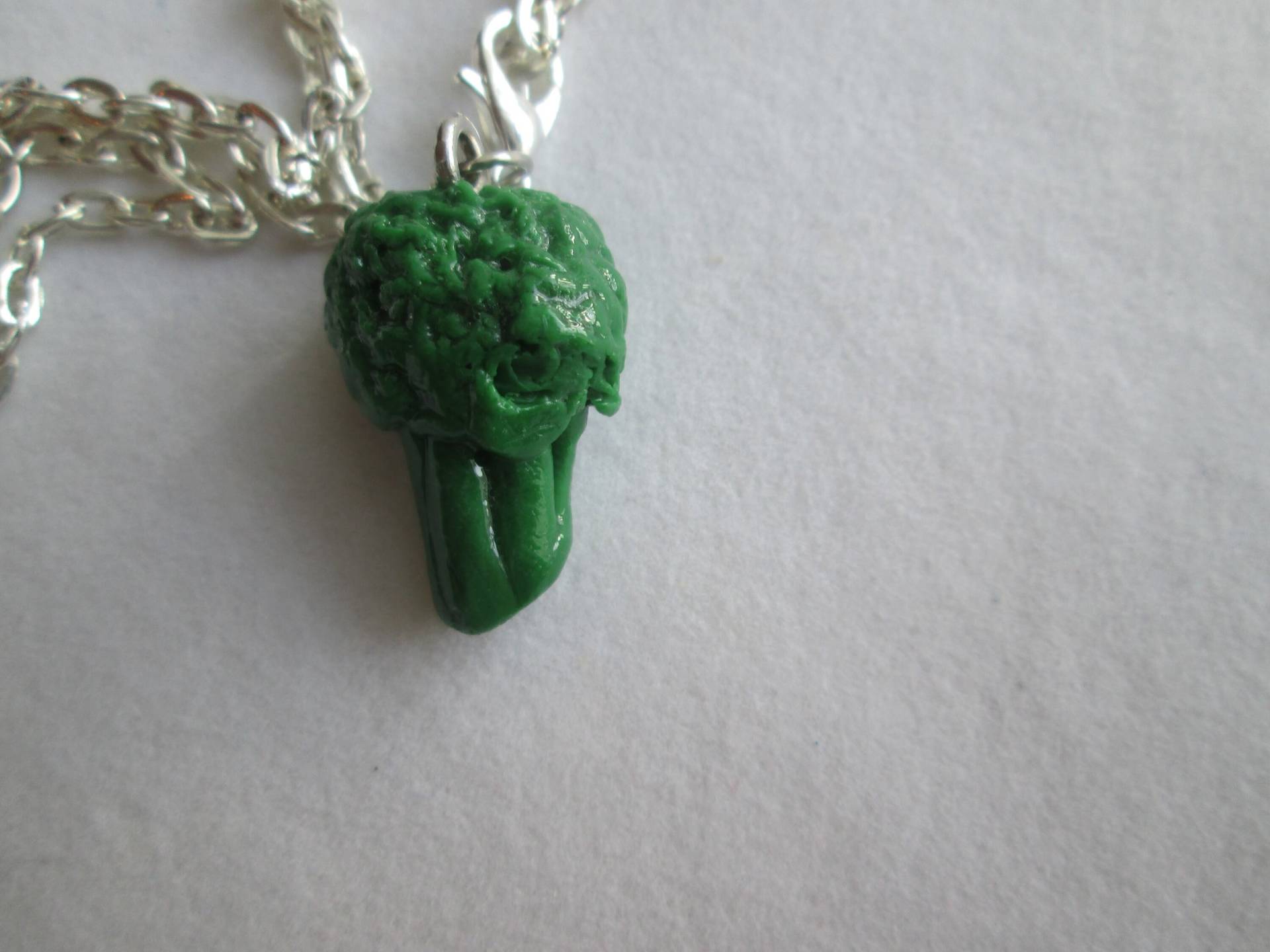 Entzückende Brokkoli Miniatur Ton Lebensmittel Charm Halskette Entzückende Brokkoli Miniatur Ton Lebensmittel Charm Halskette von SadieBugCouture