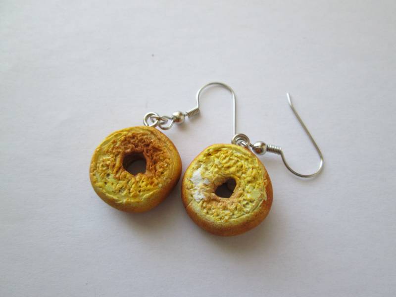 Handgemachte Miniatur Bagel Ohrringe Handgemachte Miniatur Bagel Ohrringe von SadieBugCouture