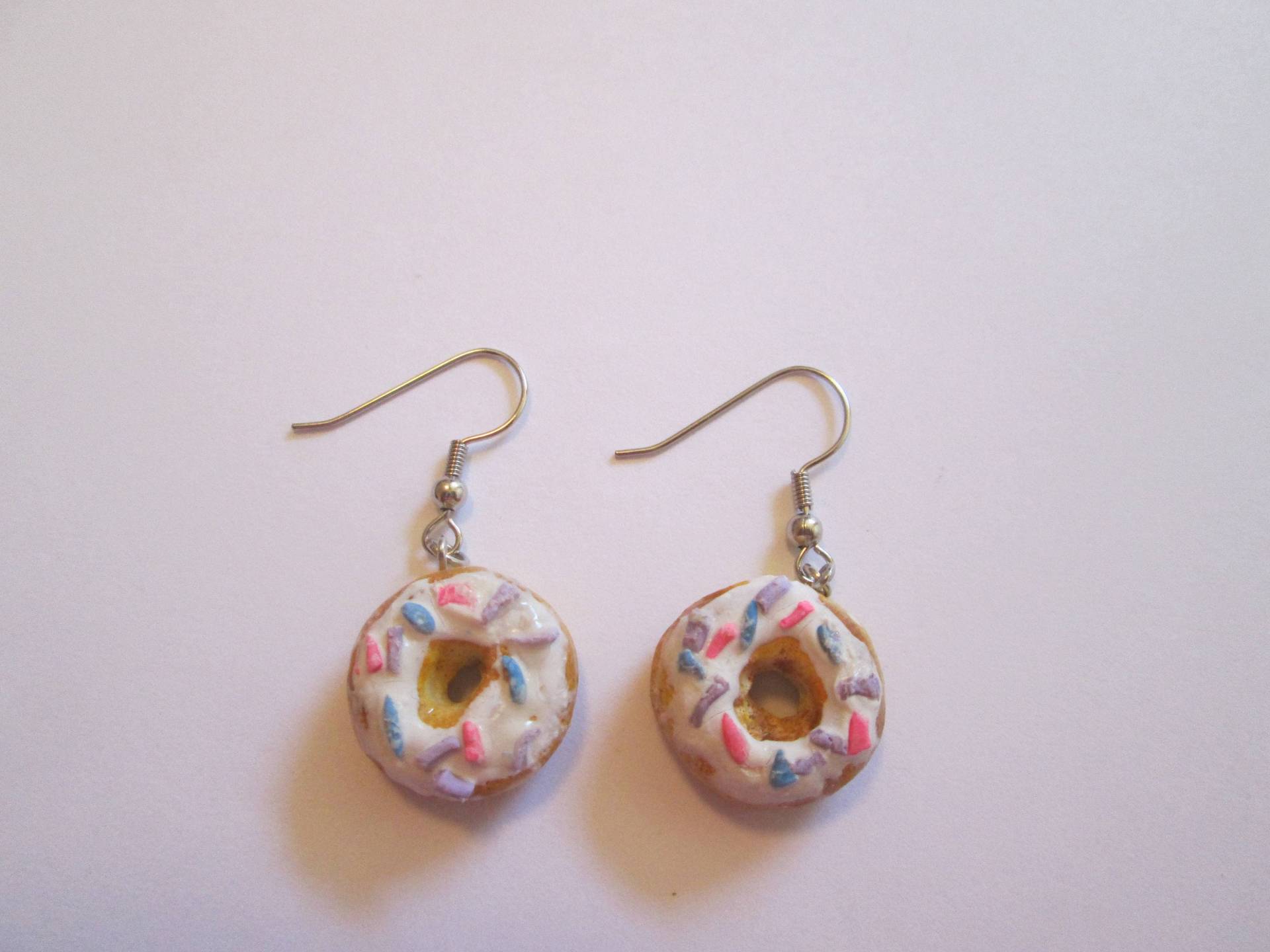 Mini-Donut-Ohrringe Handgemachte Essens-Schmuckstücke Aus Polymer Clay Mini-Donut-Ohrringe Handgemachte Essens-Schmuckstücke Aus Polymer Clay von SadieBugCouture