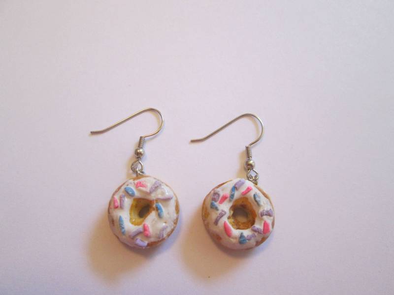 Mini-Donut-Ohrringe Handgemachte Essens-Schmuckstücke Aus Polymer Clay Mini-Donut-Ohrringe Handgemachte Essens-Schmuckstücke Aus Polymer Clay von SadieBugCouture