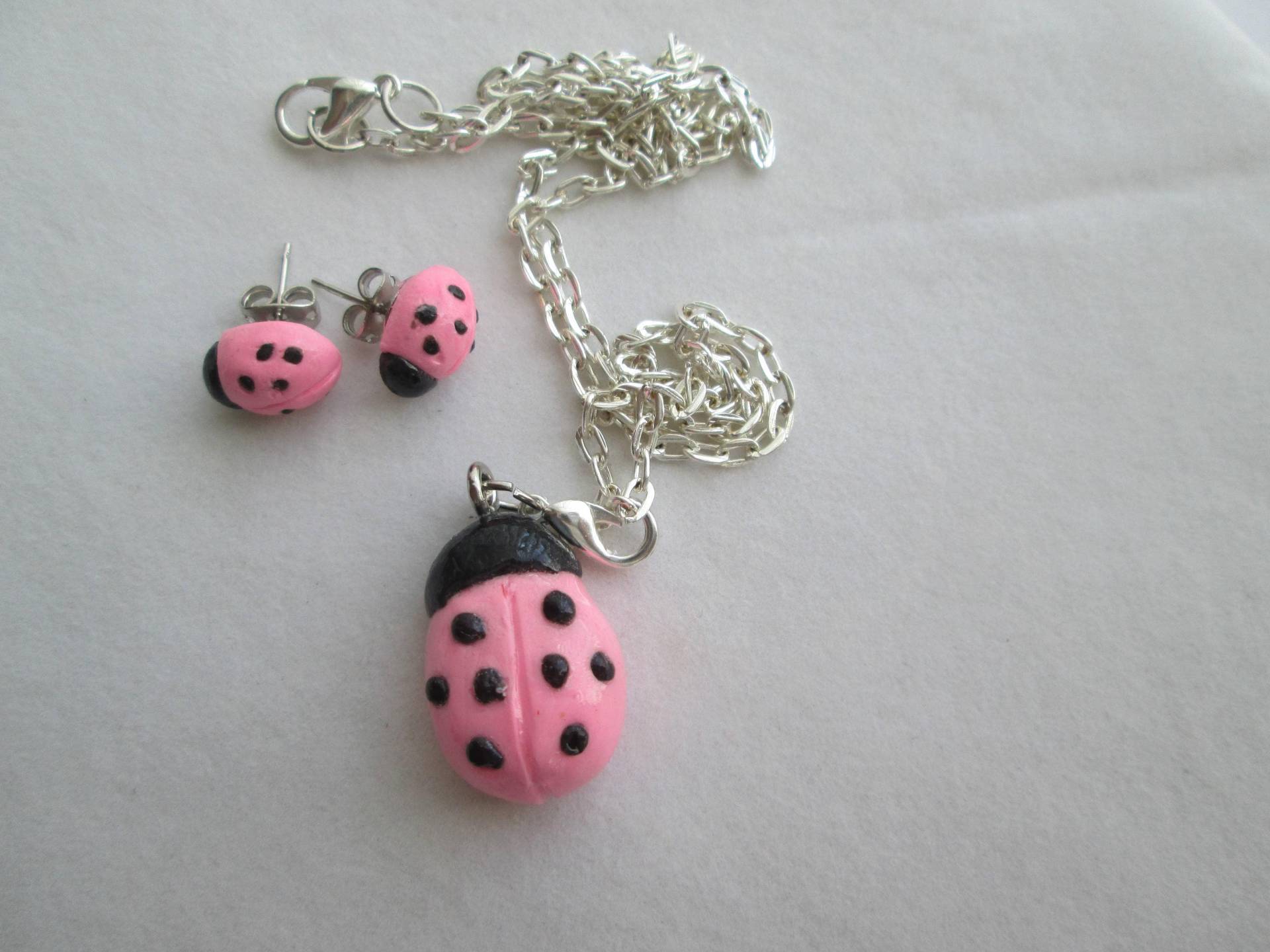 Niedliches Marienkäfer Schmuck Set Handgefertigte Halskette Und Ohrringe Aus Polymer Clay Für Käfer Liebhaber Niedliches Marienkäfer Schmuck Set Handgefertigte Halskette Und Ohrringe Aus Polymer Clay Für Käfer Liebhaber von SadieBugCouture