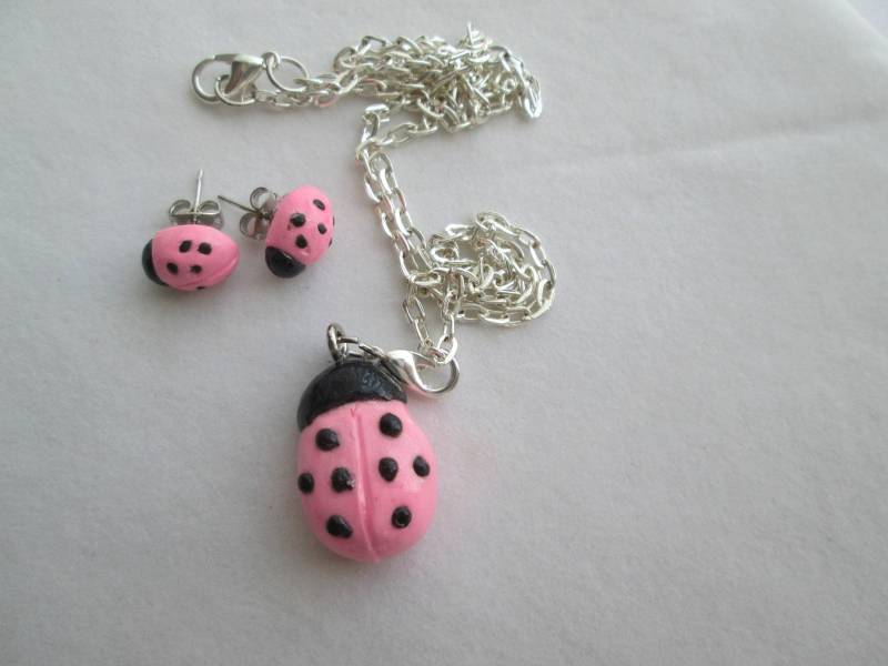 Niedliches Marienkäfer Schmuck Set Handgefertigte Halskette Und Ohrringe Aus Polymer Clay Für Käfer Liebhaber Niedliches Marienkäfer Schmuck Set Handgefertigte Halskette Und Ohrringe Aus Polymer Clay Für Käfer Liebhaber von SadieBugCouture