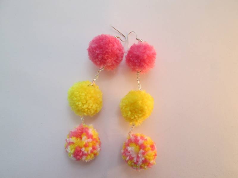 Pink & Gelb Pom Ohrringe Edelstahlkette Pink & Gelb Pom Ohrringe Edelstahlkette von SadieBugCouture