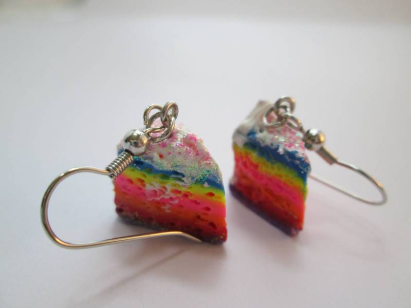 Regenbogen Kuchen Ohrringe, Miniatur Essen Schmuck, Polymer Clay von SadieBugCouture