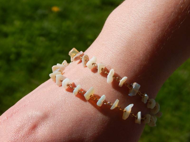 Zwei Strang Natürliche Opal Chip Gold Füllte Perlen Kettenarmband, Oktober Geburtsstein, Geburtstagsgeschenke Zwei Strang Natürliche Opal Chip Gold Füllte Perlen Kettenarmband, Oktober Geburtsstein, Geburtstagsgeschenke von SadiesBaubles