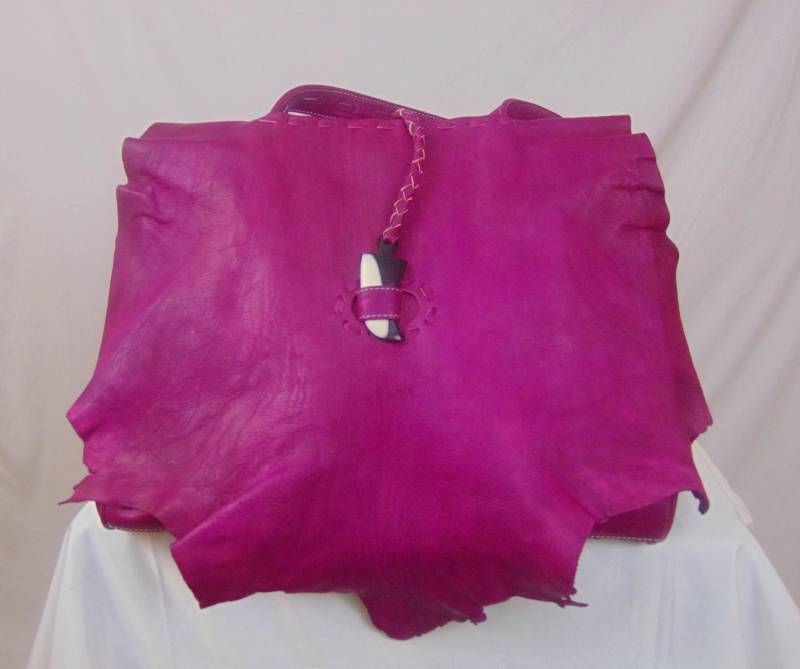 Fuchsia Dye Ledertasche, Handgemachte Tasche, Lederumhängetasche, Geschenke Für Sie, Schloss, Mittelgroße Tasche von Sadour
