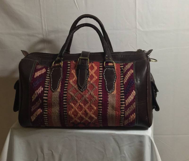 Kelim Reisetasche, Ledertasche, Abnehmbarer Riemen, Mittelgroßer Seesack Kelim Reisetasche, Ledertasche, Abnehmbarer Riemen, Mittelgroßer Seesack von Sadour