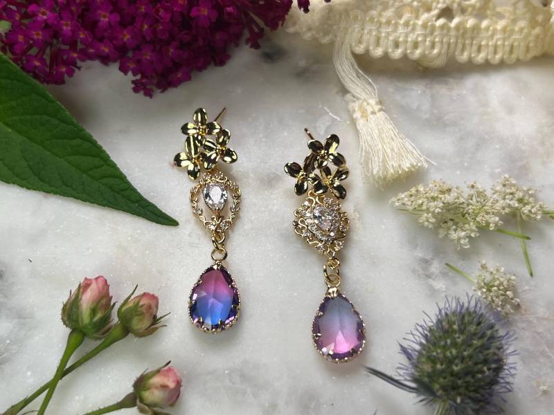 Goldene Florale Ohhrinmge Mit Pinken Lila Stein Goldene Florale Ohhrinmge Mit Pinken Lila Stein von Saeturnart