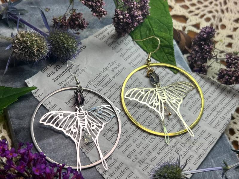 Große Creolen Motten Ohrringe Nachfalter, Schmetterling Federleicht Große Creolen Motten Ohrringe Nachfalter, Schmetterling Federleicht von Saeturnart