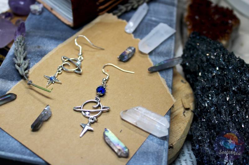 Kleine Saeturnart Ohrringe in Silber Lang Kleine Saeturnart Ohrringe in Silber Lang von Saeturnart