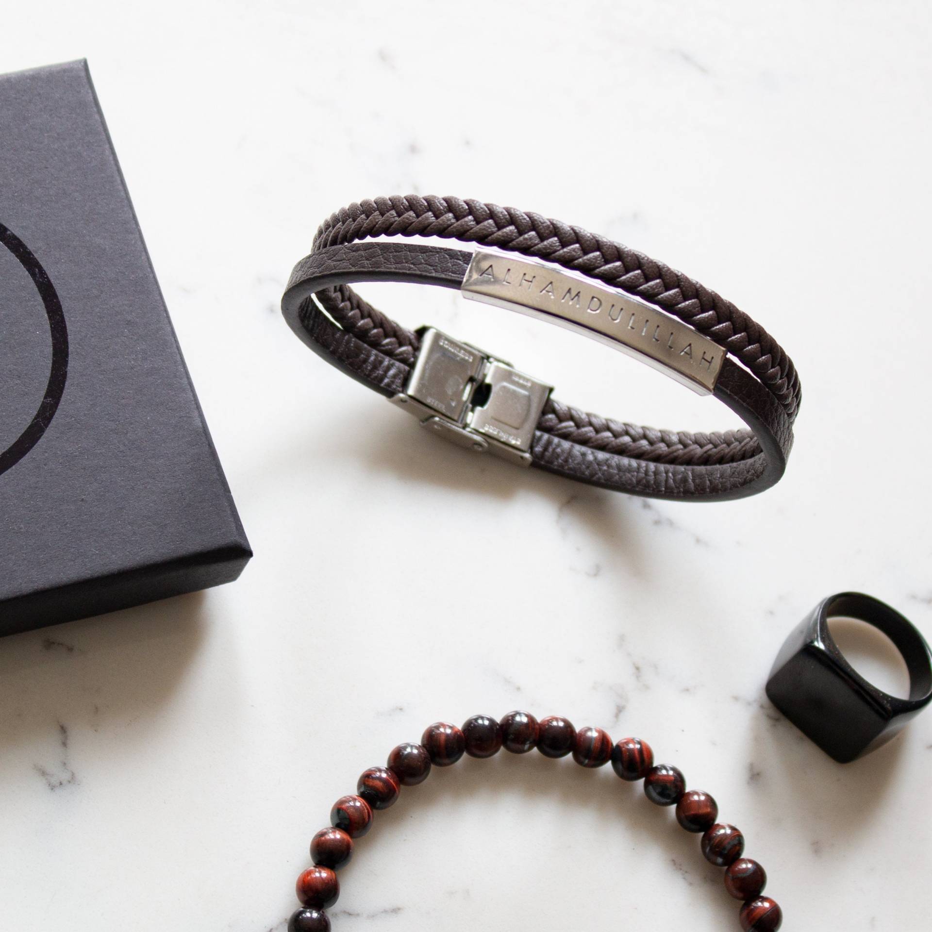 Geflochtenes Lederarmband Mit Doppelriemen Alhamdulillah Gravur Von Safar London Geflochtenes Lederarmband Mit Doppelriemen Alhamdulillah Gravur Von Safar London von SafarLondon