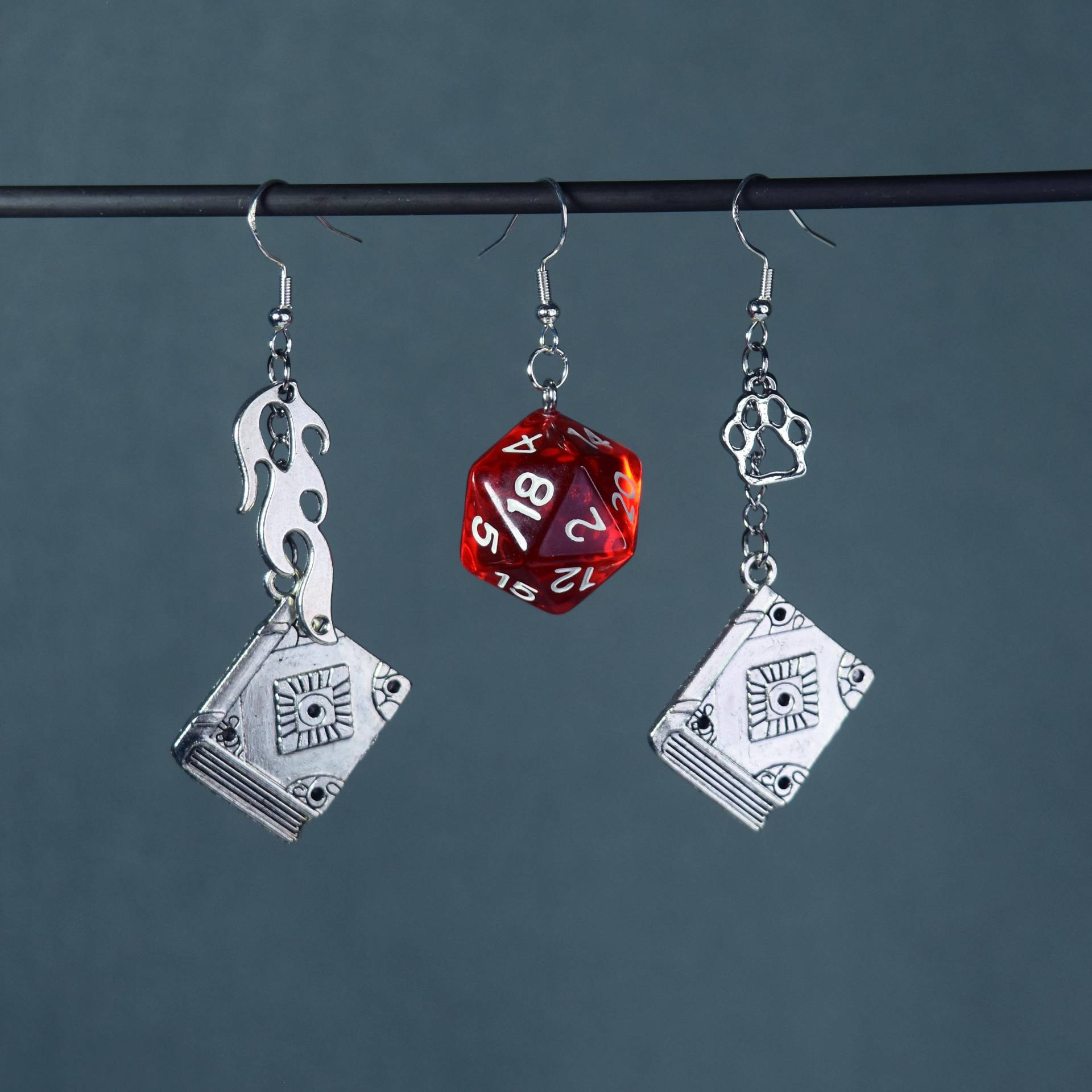 Caleb Feuer Zauberbücher Katzenpfoten Ohrringe - Critter Cosplay Mighty 9 Magier Husbands Würfel Und Drachen Ttrpg Schmuck von SafetyNetShop