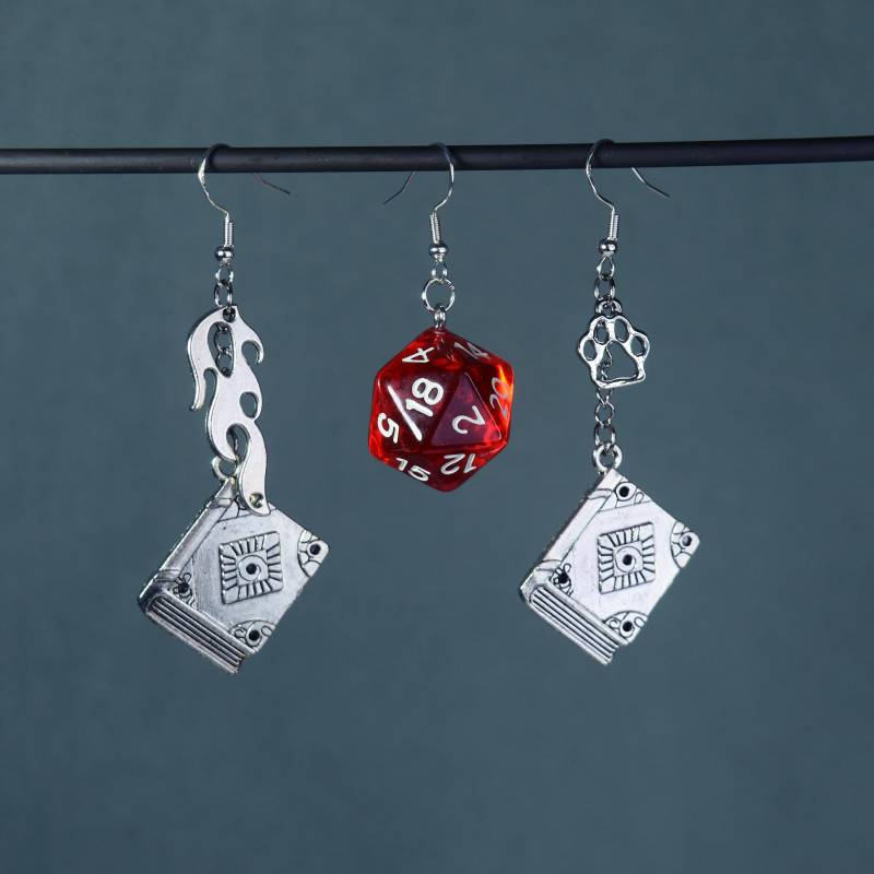 Caleb Feuer Zauberbücher Katzenpfoten Ohrringe - Critter Cosplay Mighty 9 Magier Husbands Würfel Und Drachen Ttrpg Schmuck von SafetyNetShop