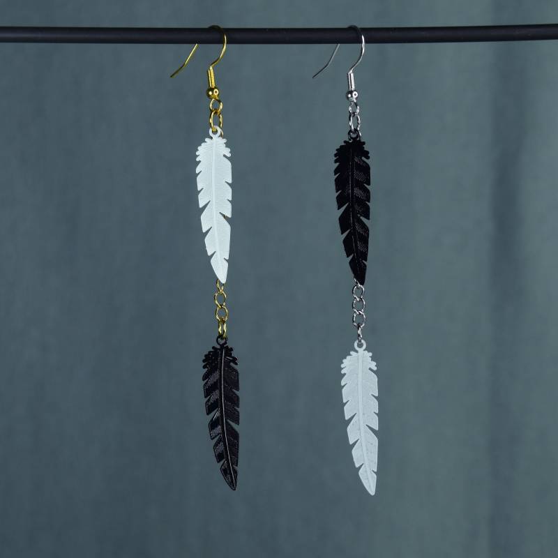 Crowley/Ziraphale Edelstahl Und Sterling Silber Feder Ohrringe - Engel/Dämon Husbands Baumelnde von SafetyNetShop