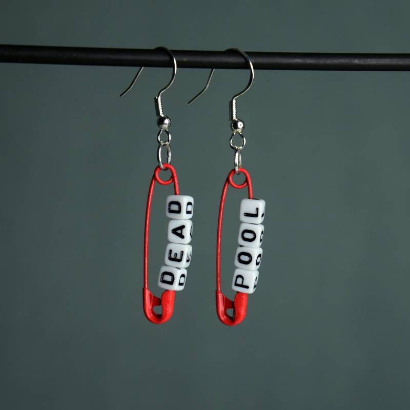 Deadpool Sicherheitsnadel Ohrringe - Wade Eisenpfropf von SafetyNetShop