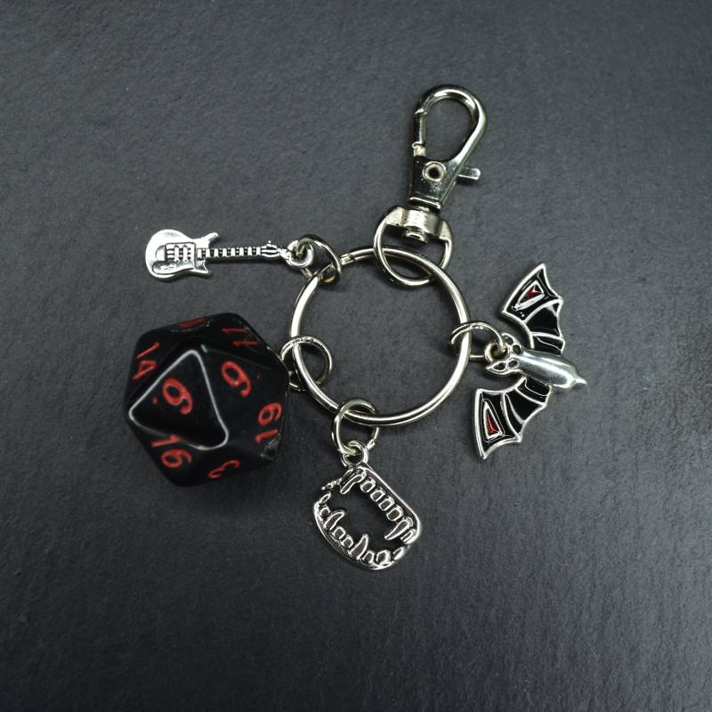 Eddie Schlüsselanhänger Mit Karabiner - W20 Würfel Fledermaus Und Gitarre Höllenfeuer Kas Vampire Theory Fandom Schmuck von SafetyNetShop