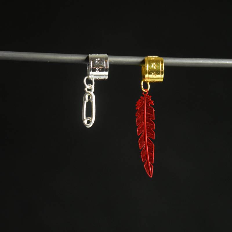 Hotwings Rote Feder Und Stapel Charm Ohrmanschetten - Falken/Dabi von SafetyNetShop