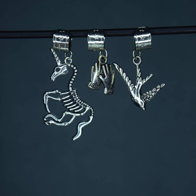 Izzy Hands Einhorn Und Schwalbe Charm Ohrmanschette - Unsere Flagge Bedeutet Tod Ofmd Schmuck von SafetyNetShop