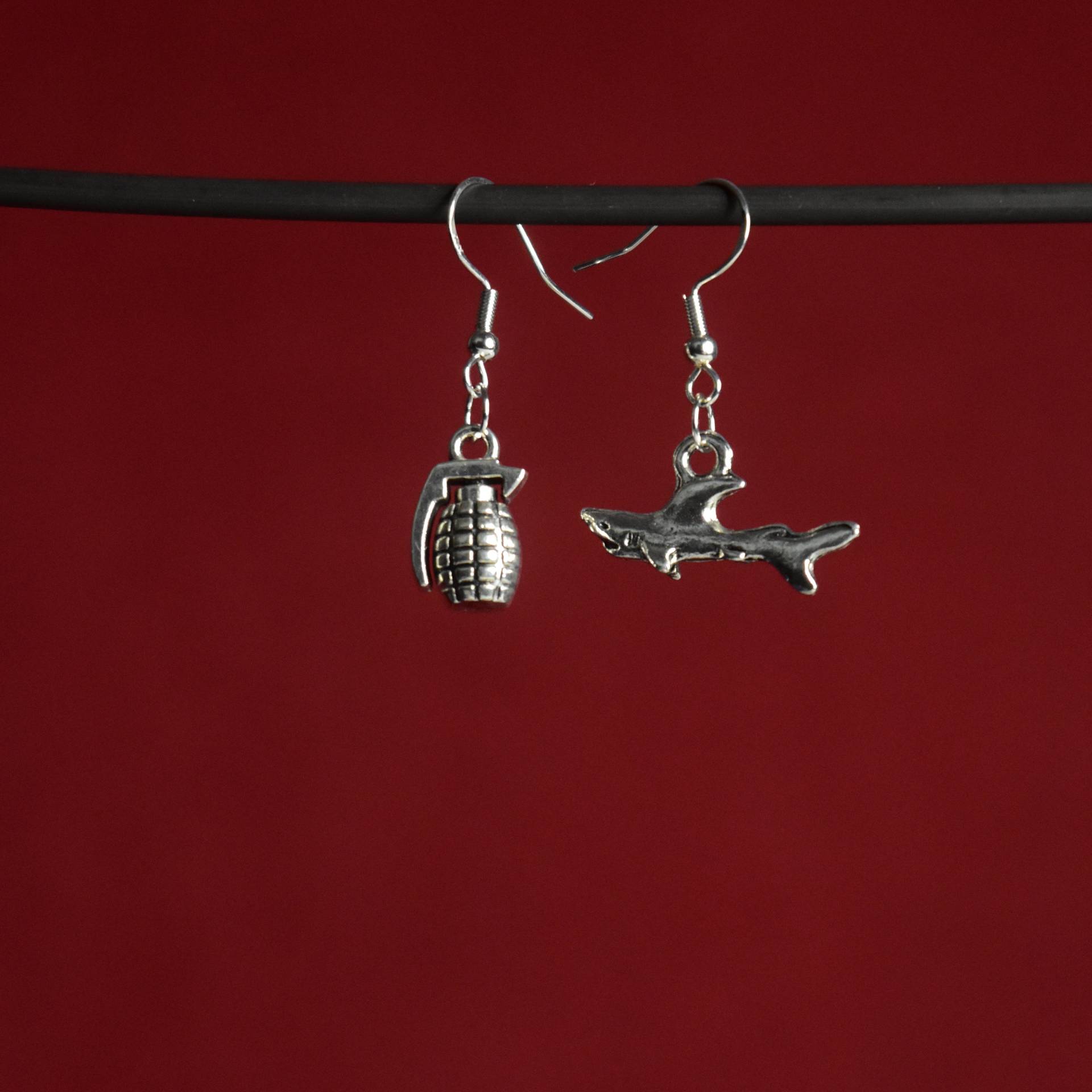 Kiribaku Hai Und Granate Charm Ohrringe - Anime Cosplay Schmuck Kiribaku Hai Und Granate Charm Ohrringe - Anime Cosplay Schmuck von SafetyNetShop