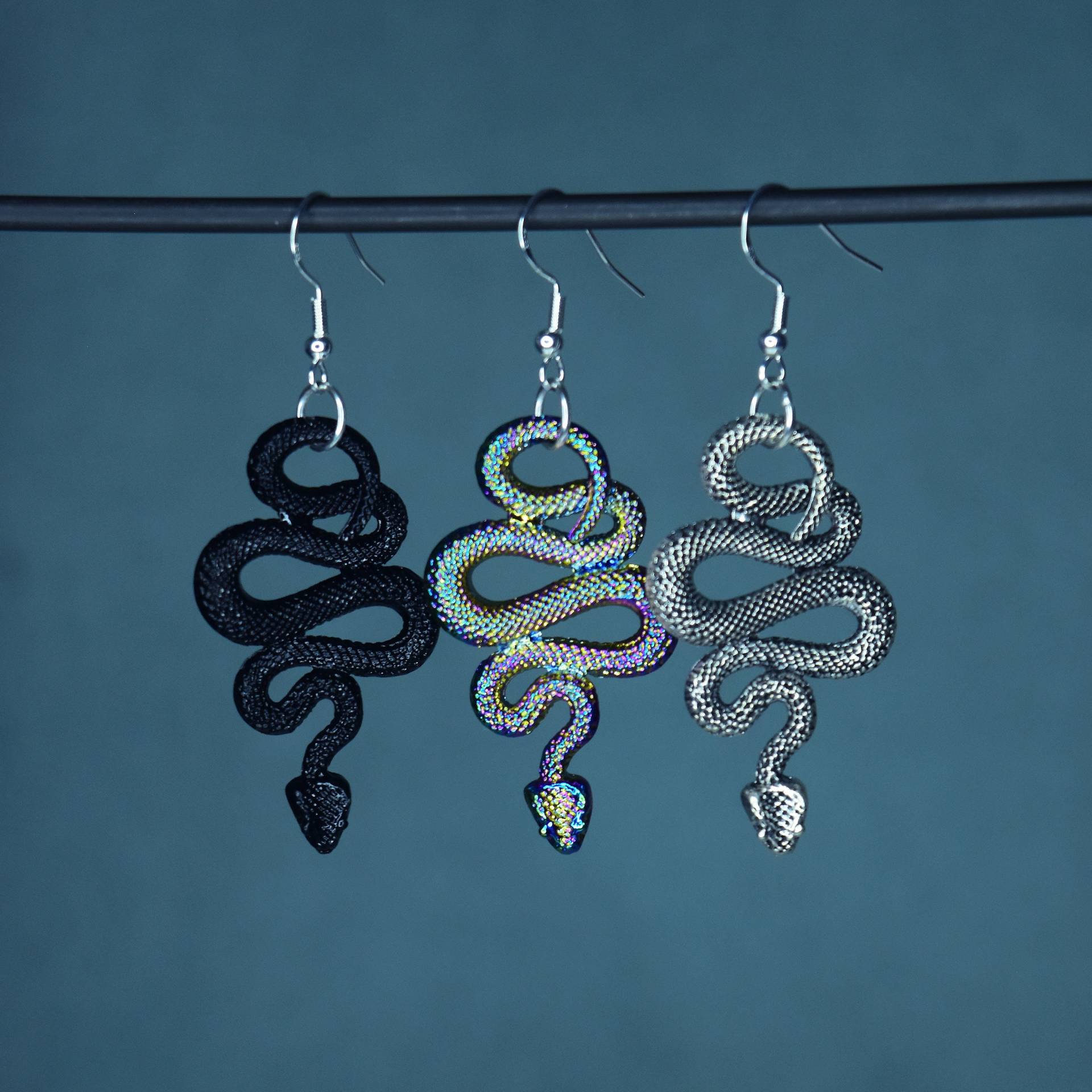 Mollymauk Schwarz Silberne Regenbogen Schlangen Tattoo Ohrringe- Critter Cosplay - Mighty 9 Würfel Und Drachen Ttrpg Schmuck von SafetyNetShop