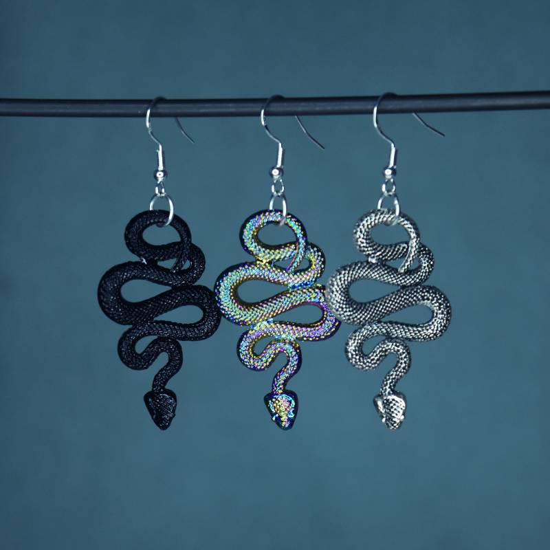 Mollymauk Schwarz Silberne Regenbogen Schlangen Tattoo Ohrringe- Critter Cosplay - Mighty 9 Würfel Und Drachen Ttrpg Schmuck von SafetyNetShop
