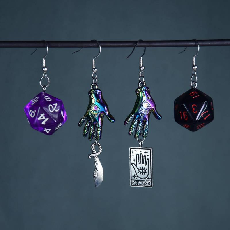Mollymauk Schwert Schlange Tarot Karte Hand Baumelnd Regenbogen Ohrringe - Critter Cosplay Mighty 9 Würfel Und Drachen Ttrpg Schmuck von SafetyNetShop