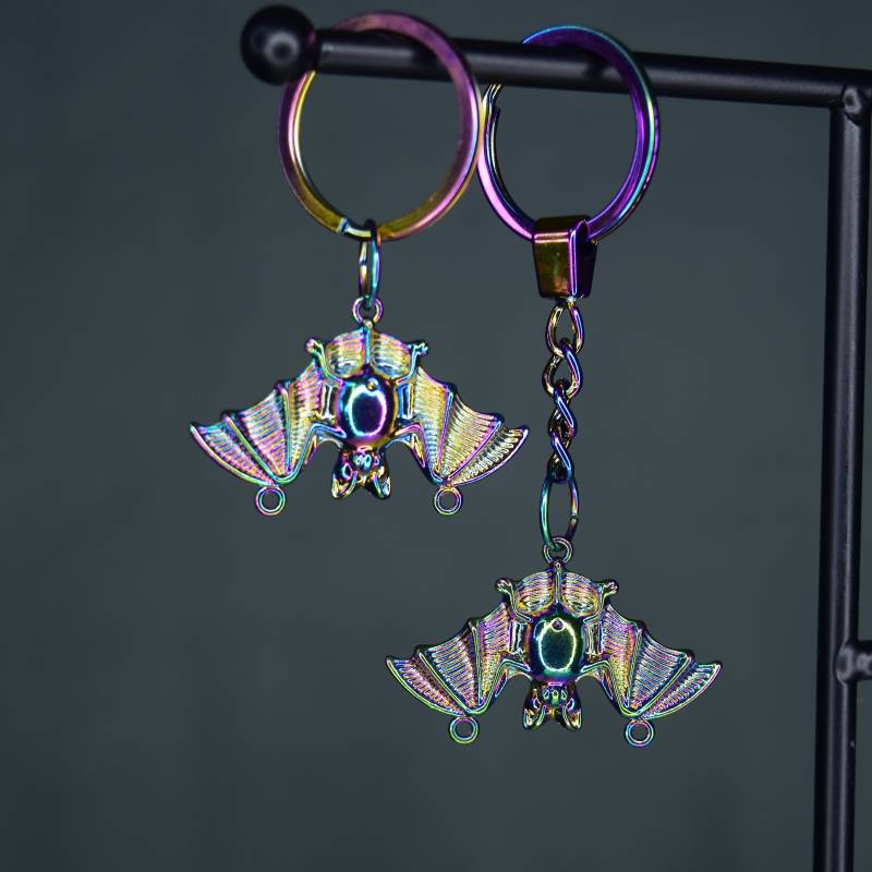 Wrdits Regenbogen-Fledermaus Schlüsselanhänger - Was Wir Im Schatten Tun von SafetyNetShop