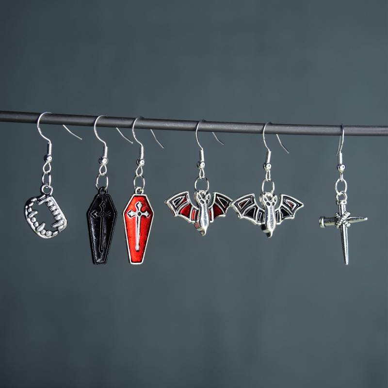 Wwhits Fledermaus/Kreuz/Sarg Ohrringe - Was Wir Im Schatten Tun von SafetyNetShop