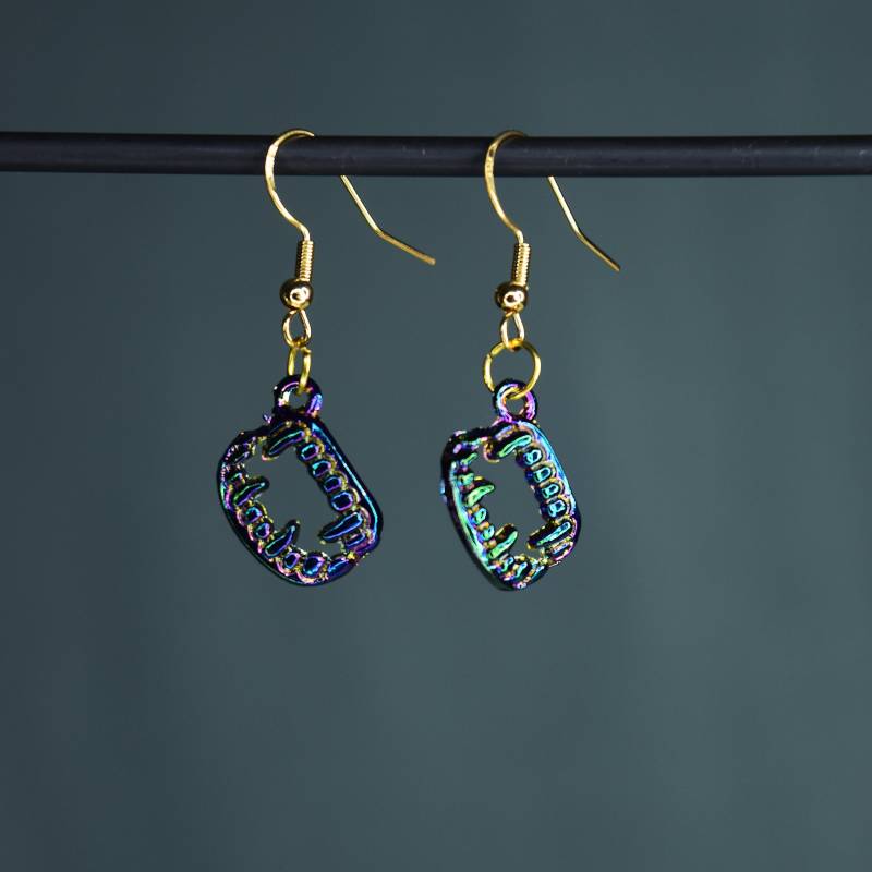 Wrdits Rainbow Fangs Ohrringe - Was Wir Im Schatten Tun von SafetyNetShop