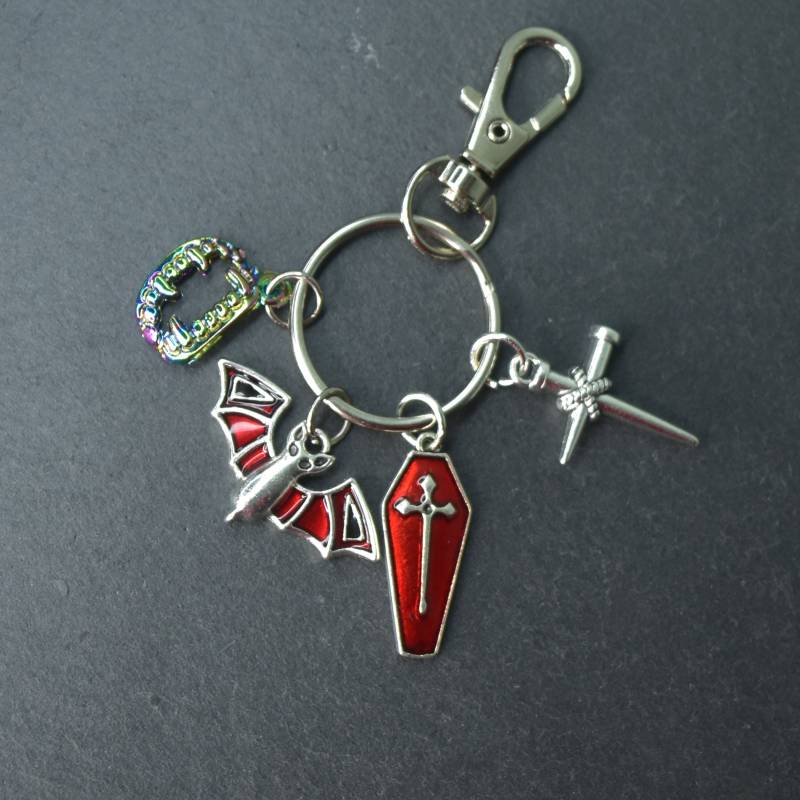 Wwhits Regenbogen Bat/Fang/Sarg/Kreuz Schlüsselanhänger Mit Karabiner-Clip - What We Do in The Shadows von SafetyNetShop