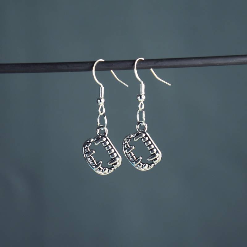 Wrdits Silver Fangs Ohrringe - Was Wir Im Schatten Tun von SafetyNetShop