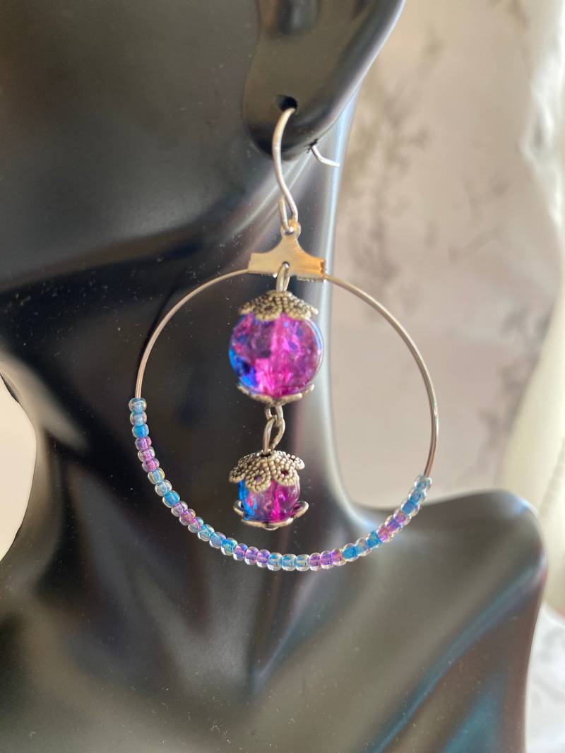 Hypoallergene Multi Color Kristall Perlen Silber Hoop Ohrringe Mit Charm Und Perlenkappen von SafireCollections