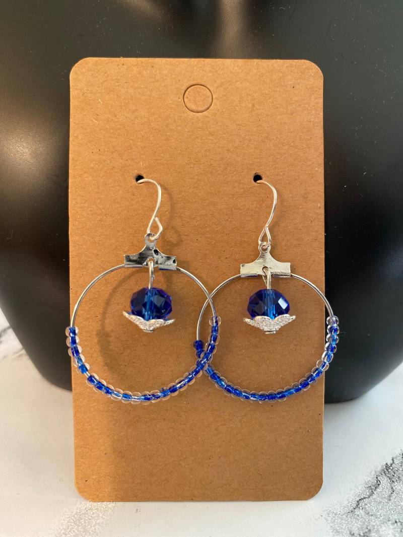 Silberne Hypoallergene Hoop Ohrringe Mit Winzigen Kristallperlen Und Perlen Charm Perlenkappe von SafireCollections