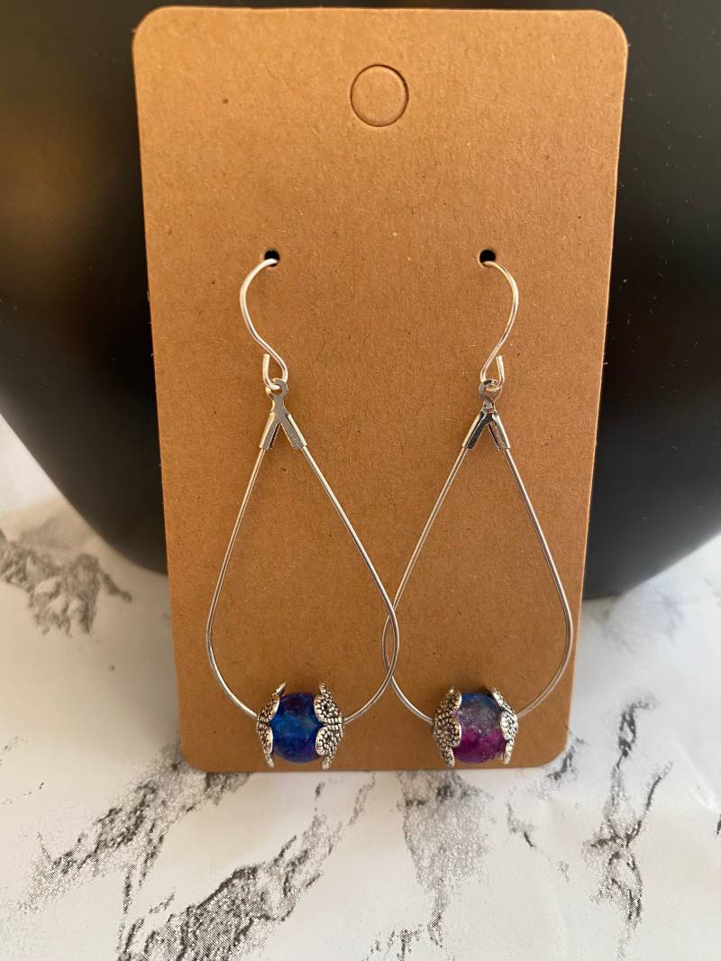 Tropfen Hoop Minimal Ohrring Mit Kristallperlen & Perlenkappe von SafireCollections