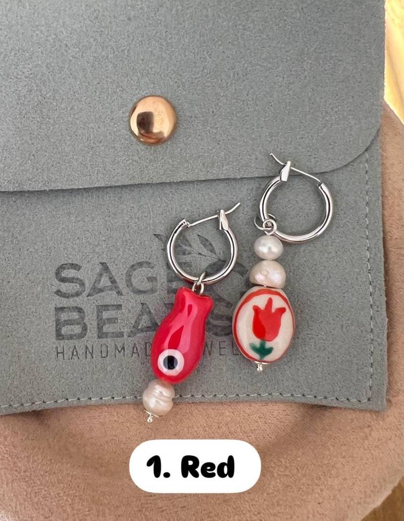 Mismatched Creolen Silber Huggie, Perle & Keramik Anhänger von SageandBeads