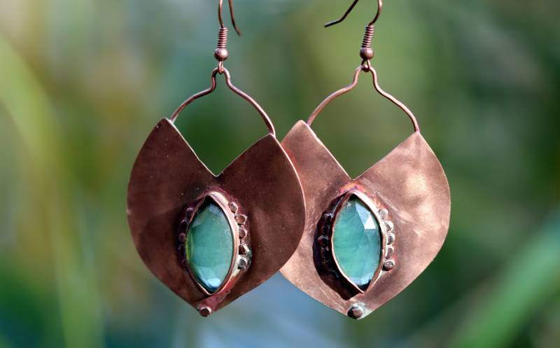 Handgefertigte Ohrhänger Aus Kupfer Mit Grünem Serpentin Edelstein von SageandSilverDE