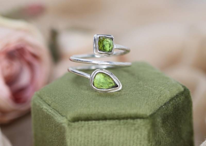 Handgefertigter Spiralring Aus 925Er Silber Mit Grünen Turmalinen von SageandSilverDE