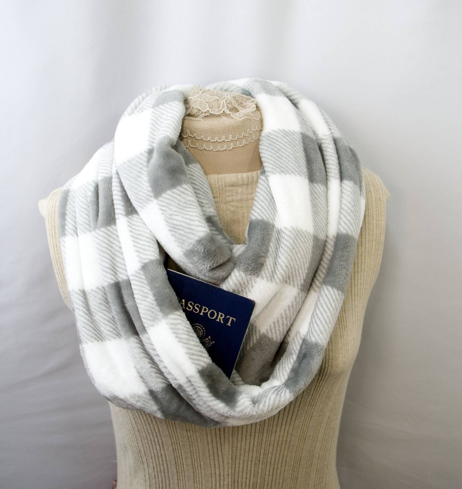 Minky Schlupfschal Mit Versteckter Reißverschlusstasche - Graues Buffalo Plaid Minky Schlupfschal Mit Versteckter Reißverschlusstasche - Graues Buffalo Plaid von SagebrushCreekCreate