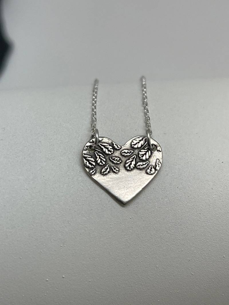 Moderne Silber Herz Baum Halskette Sterling Blatt Charm Boho Handgemachte Layering Modern Tree Collection von SagelySilver