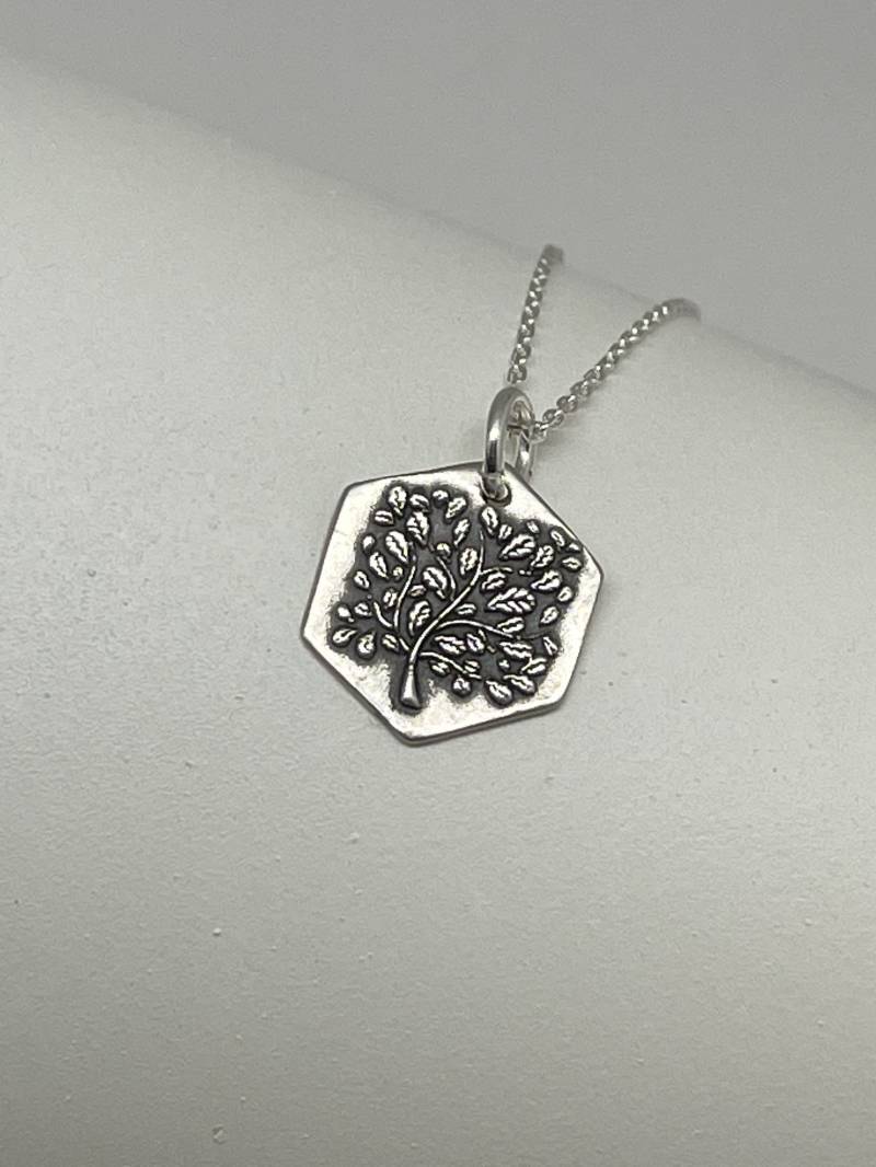 Moderne Silber Hexagon Baum Halskette Sterling Blatt Charm Boho Handgemachte Layering Modern Tree Collection von SagelySilver