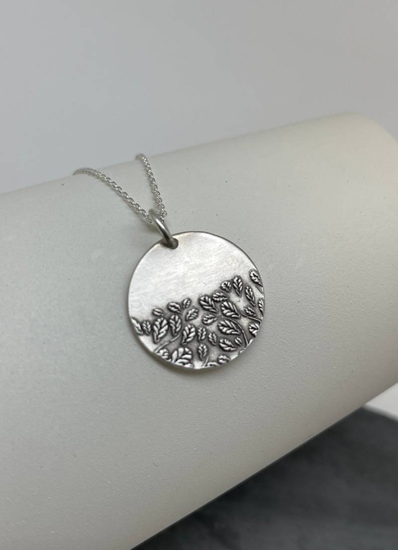 Moderne Silber Kreis Baum Halskette Sterling Blatt Boho Handgemachte Blätter Layering Modern Tree Collection von SagelySilver