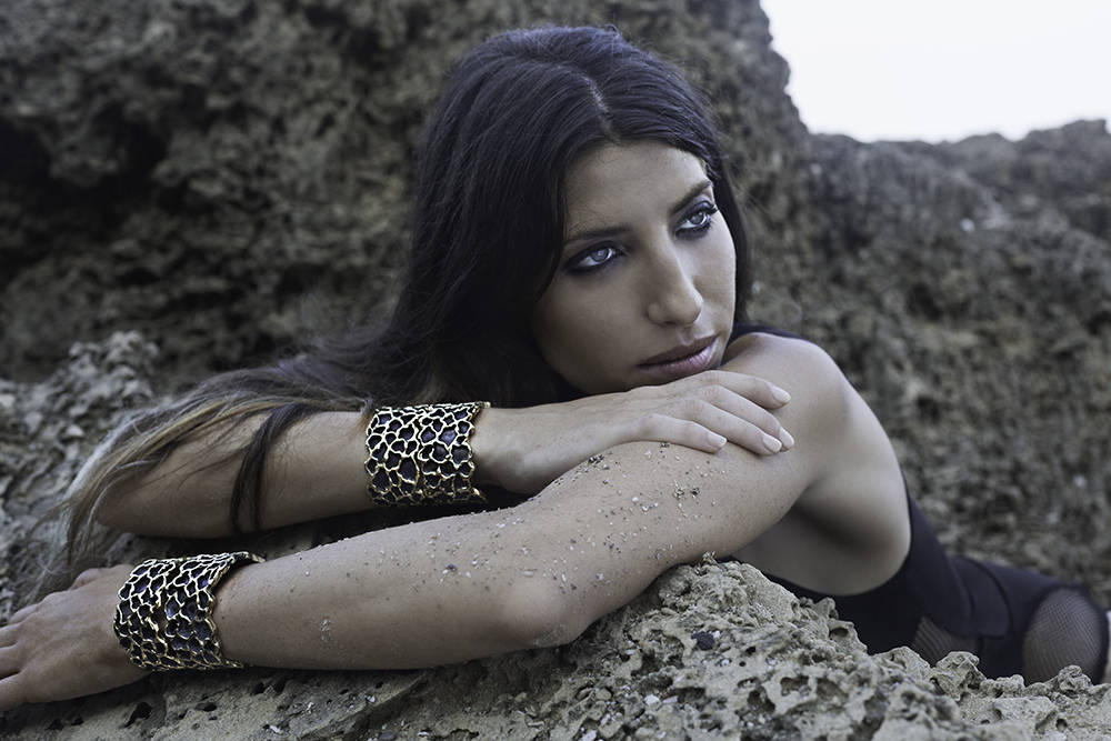 Breites Boho Manschetten Armband, Statement Cocktail Mesh Messing Avantgarde Großes Zweifarbiges Armband von Sagia