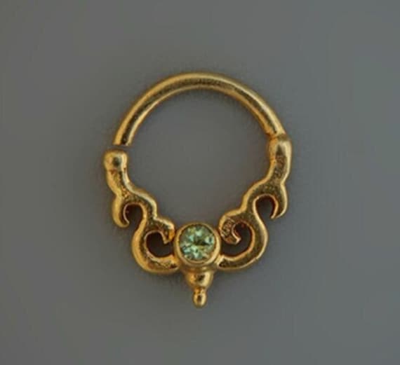 Einzigartiger Gold Septum Ring Für Nasenpiercing Mit Peridot Stein, 24 Kt Nasenring, Stein Schmuck Von Sagia von Sagia