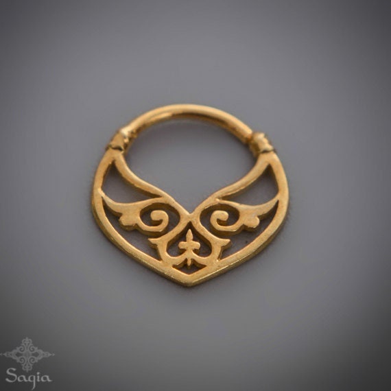 Gold Septum Ring, Stammes Schmuck, Daith Ohrring, Nasenring, Turm Piercing, Tragus, Lotus, 16G, 18G von Sagia
