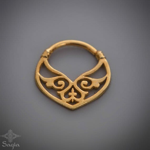 Gold Septum Ring, Stammes Schmuck, Daith Ohrring, Nasenring, Turm Piercing, Tragus, Lotus, 16G, 18G von Sagia