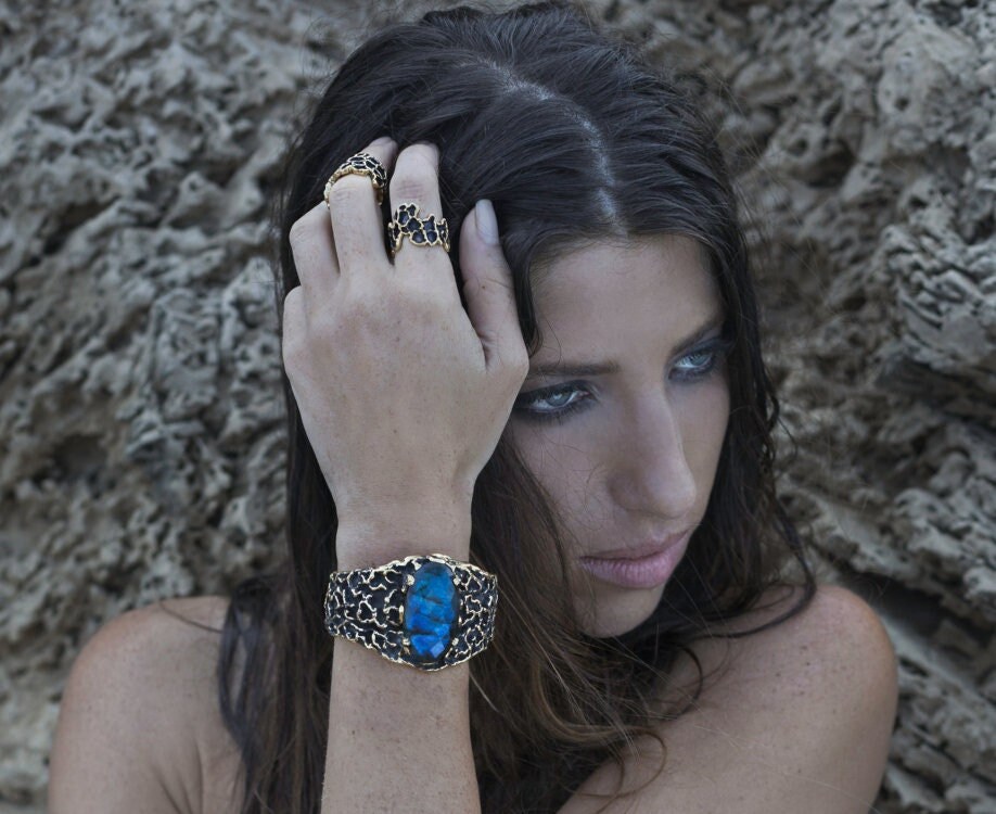 Große Labradorit Stein Armband, Edelstein Schmuck, Boho Armband Für Frauen, Breit Messing Manschette Statement Klobige Große Labradorit Stein Armband, Edelstein Schmuck, Boho Armband Für Frauen, Breit Messing Manschette Statement Klobige von Sagia