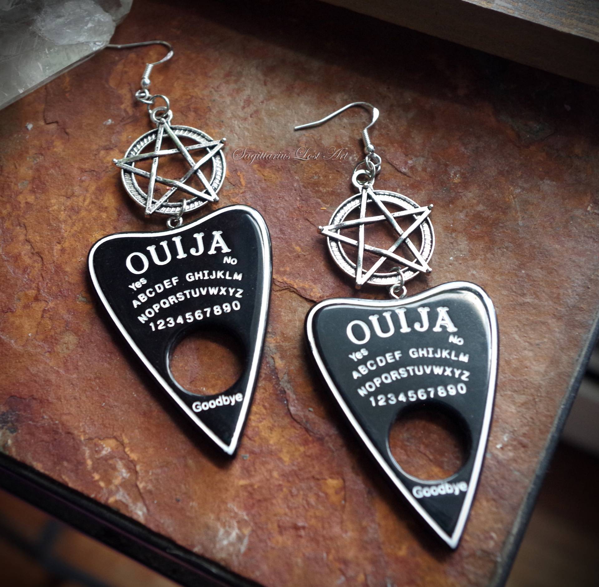 Schwarze Ouija Spirit Board Inspirierte Planchette Mit Pentagramm Handgemachte Ohrringe Schwarze Ouija Spirit Board Inspirierte Planchette Mit Pentagramm Handgemachte Ohrringe von SagittariusLostArt