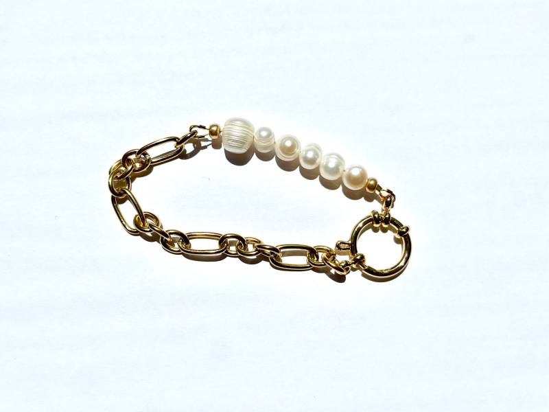 Armband Mit Kette Und Perlen in Gold von SagomaJewelry