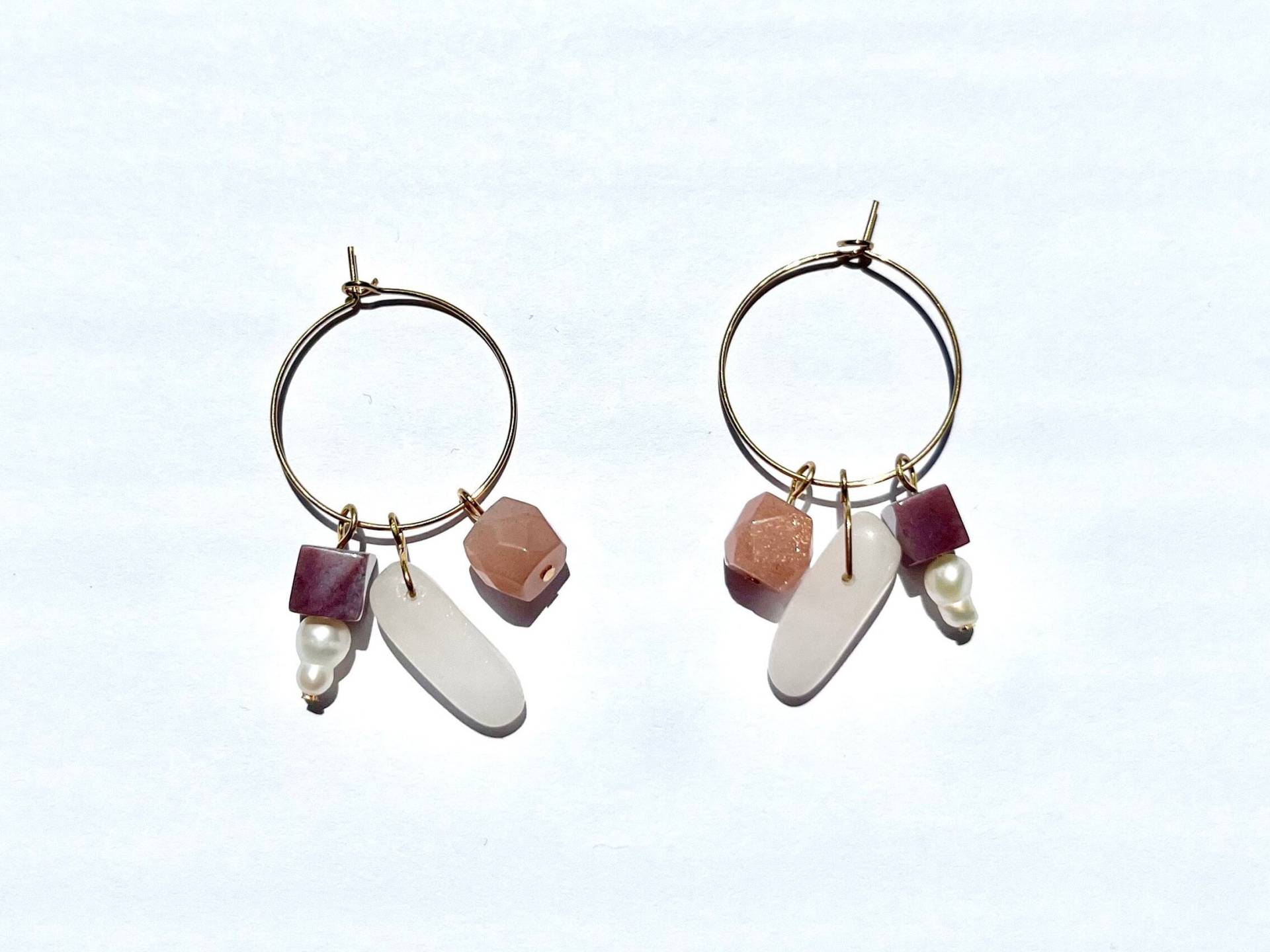Draht Creolen Mit Edelsteinen Und Süßwasser Perle in Goldene Farbe Draht Creolen Mit Edelsteinen Und Süßwasser Perle in Goldene Farbe von SagomaJewelry